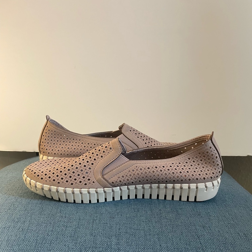 Sketchers Women’s Sepulveda Blvd- A La Mode Slip On in the color Lilac size 9.5 - Picture 6 of 11